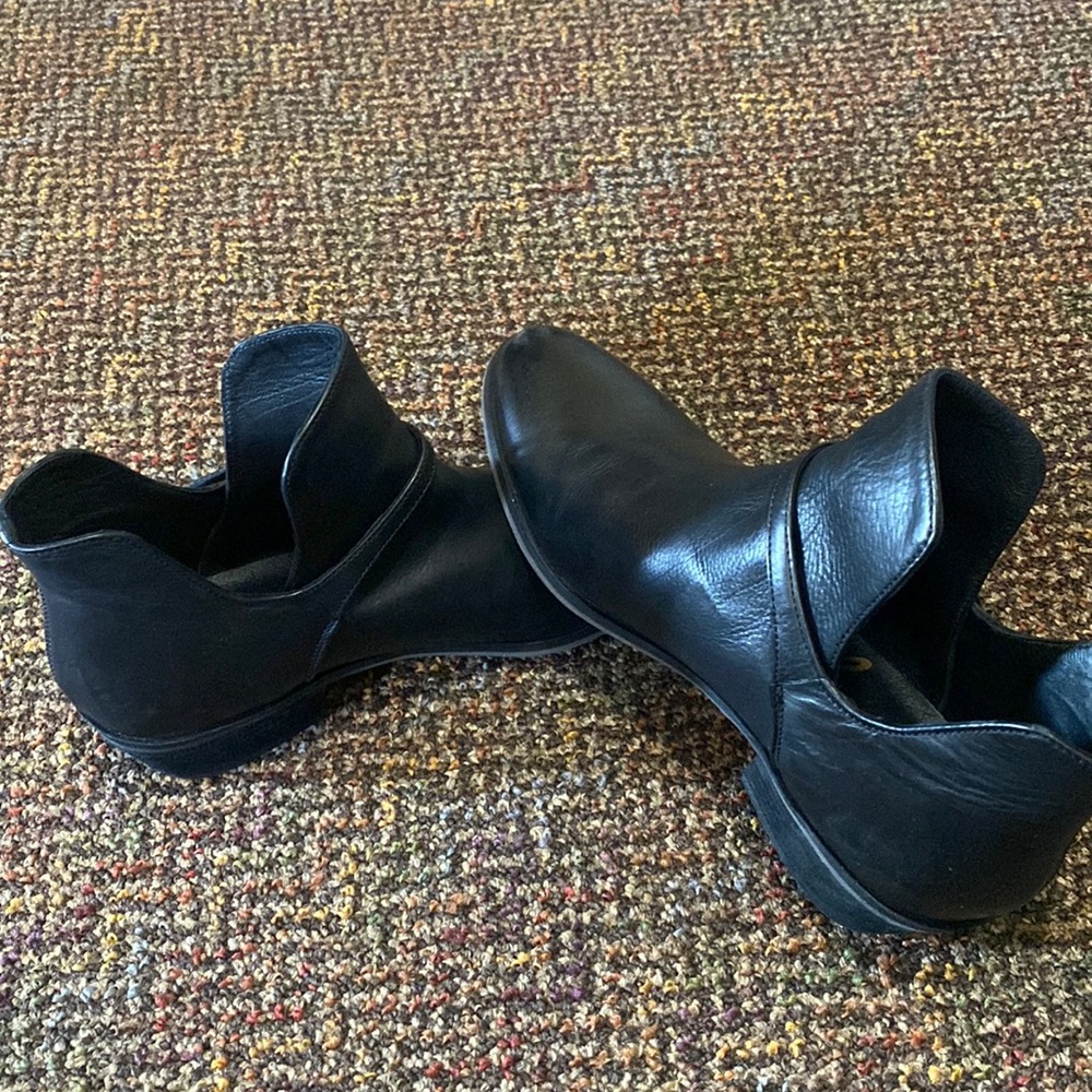 Sam Edelman black size 8 booties